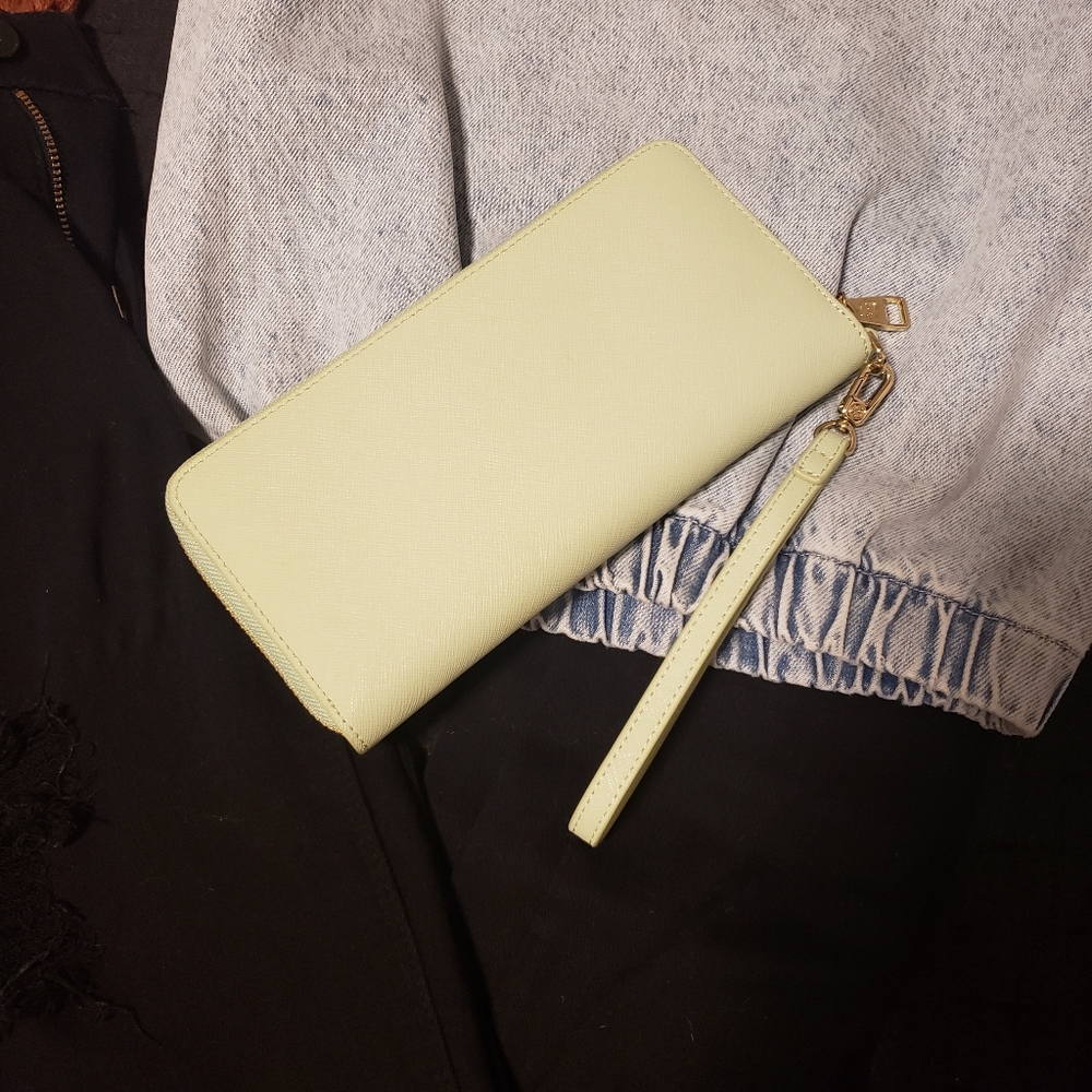 Beautiful Tory Burch Zip Wallet - Picture 3 of 10